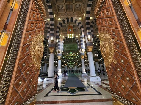 Muslim pilgrims flock to Prophet's Mosque in Medina during Umrah | Daily Sabah