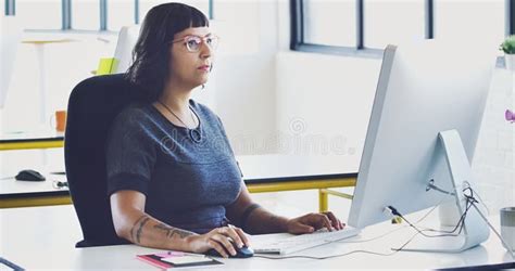 Business Woman On Computer 的图像结果