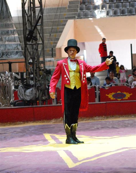 Ringmaster (circus) - Wikipedia | Carnival outfits, Ringmaster ...