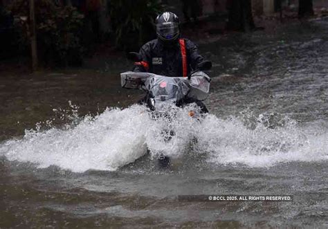 An office goar wades through the water-logged road in Mumbai - Photogallery