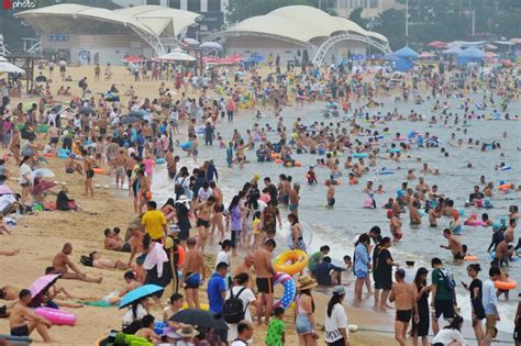 青岛浴场每日迎数万游客避暑 开启"下饺子"模式_央广网
