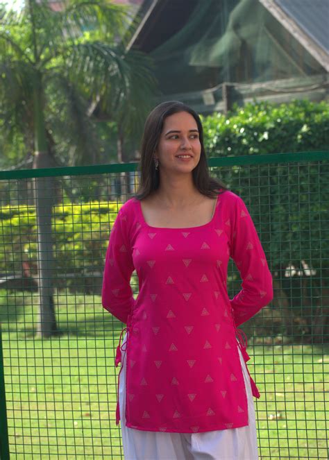 NAINA KURTI WITH SLEEVES – House of Sifar