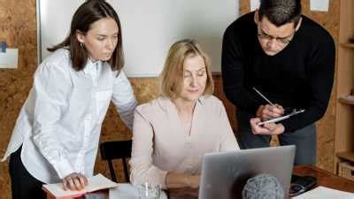 Friendly Body Language in Service Industry 的图像结果