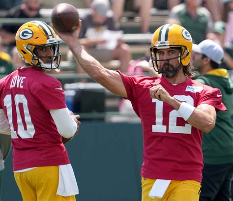 Aaron Rodgers, young Packers fan swap smiles in grocery store