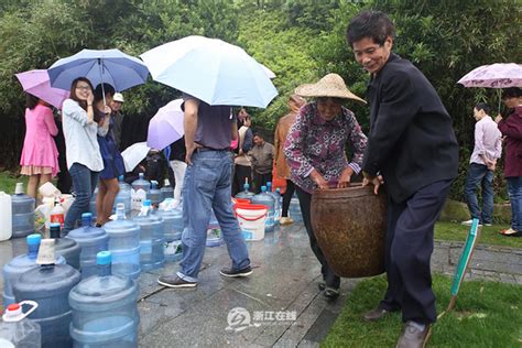 化学品泄漏 桐庐市民排队接山泉水-浙江新闻-浙江在线