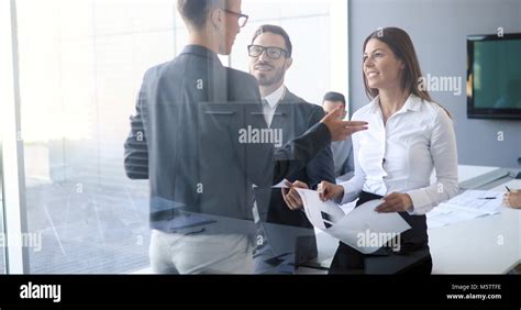 Modern Business People 的图像结果