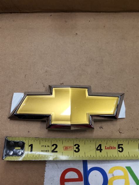 2008-2012 MALIBU FRONT BUMPER GRILLE EMBLEM scratched