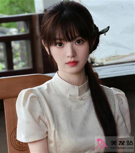 穿礼物配什么发型最新素材