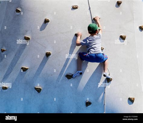 Teaching kids to climb hi-res stock photography and images - Alamy