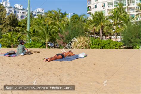 海南三亚湾沙滩晒太阳的人,其它,纪实摄影,摄影,汇图网www.huitu.com