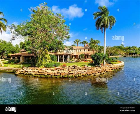 Luxury mansion in exclusive part of Fort Lauderdale known as small Venice Stock Photo - Alamy