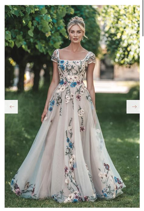 Not traditional wedding dress | Beachweddingtips.com