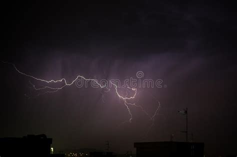 在紫色风雨如磐的天空的强的雷电在现代房子在晚上 库存图片. 图片 包括有 现象, 闪光, 严重, 晚上, 长期 - 73515019