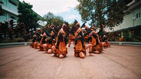 Local People Dancing 的图像结果