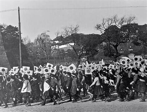 二战日本国内的老照片，攻破南京后儿童在皇宫前欢呼游行_拍摄