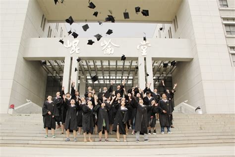 兰州大学举行2020届学生第一场毕业典礼暨学位授予仪式_兰州大学新闻网