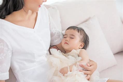 孩子睡觉后满头大汗怎么回事 宝宝出汗多的护理要点 _八宝网