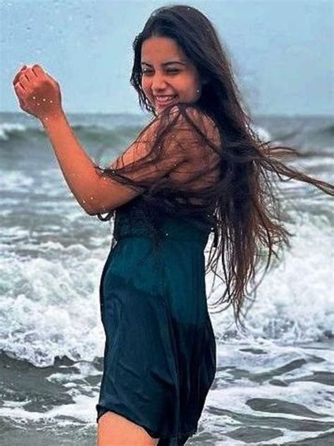 समंदर किनारे उर्फी की बहन डॉली ने यूं की मस्ती - Urfi javed sister ...