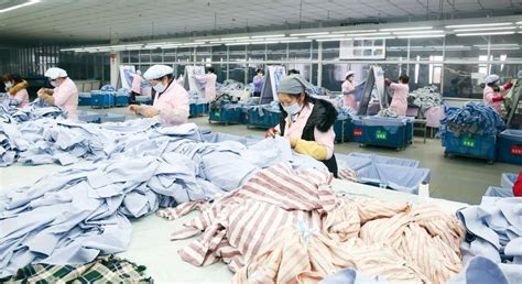 服装厂拉布工累人吗,现在制衣厂工资高吗,制衣厂哪个工位最吃香_大山谷图库