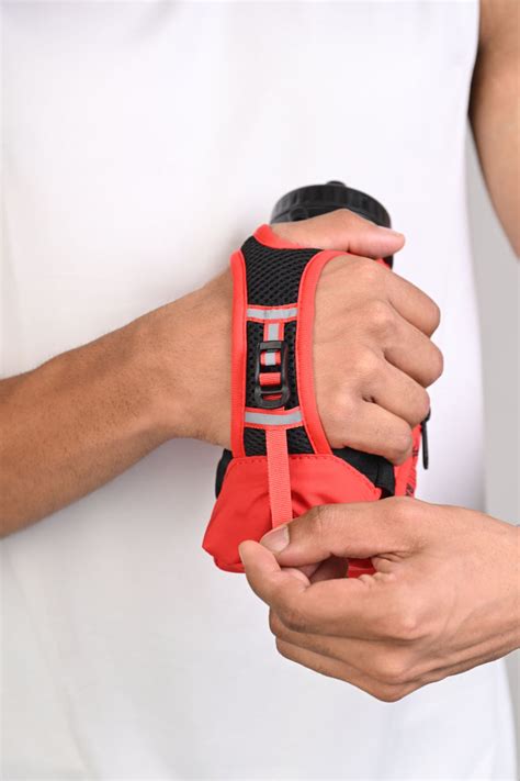Handheld Flask with Phone Holder - Red – Endurace