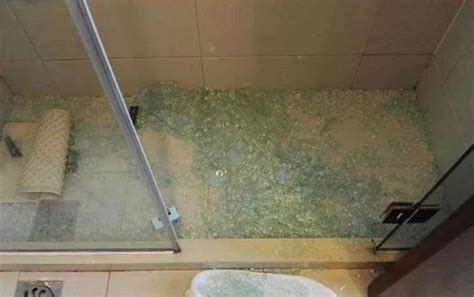 卫生间门用磨砂玻璃？洗澡一湿水就透明了！ - 知乎