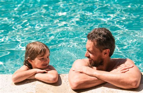 Pai e filho na piscina Imagens – Download Grátis no Freepik
