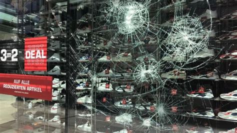 德国斯图加特市发生暴力冲突：40家店铺被砸(图) - 国际观察 - 倍可亲