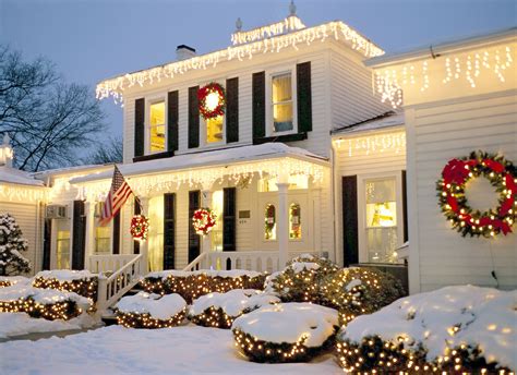 How to Hang Christmas Lights on Houses