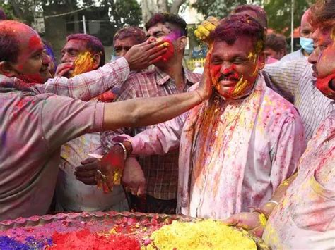 Rang panchami in Navi Mumbai - Muted celebrations mark Holi 2021 amid ...