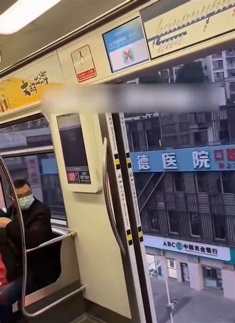 重庆地铁回应列车高架上开门行驶：这次是意外_七环视频_澎湃新闻-The Paper