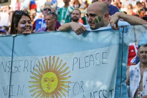 心酸！阿根廷球迷含泪祈求:尼日利亚帮帮梅西吧！_国际足球_新浪竞技风暴_新浪网