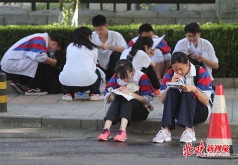 2020年高考开启 直击北京人大附中考点送考现场-图片频道