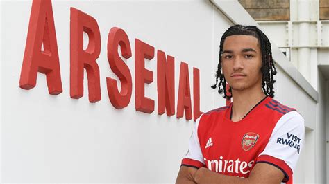 Kido Taylor-Hart signs first pro contract | News | Arsenal.com