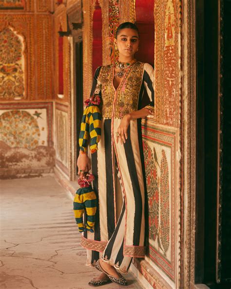 Exclusive Designer Kurtas | Traditional Kurta For Women – Raji Ramniq