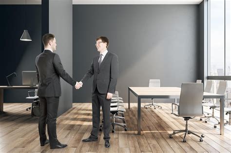 Business Man Shaking Hands 的图像结果