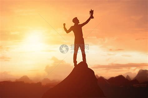 人站在山顶的高清图片,山顶俯瞰,一个人站在高山的图片_大山谷图库