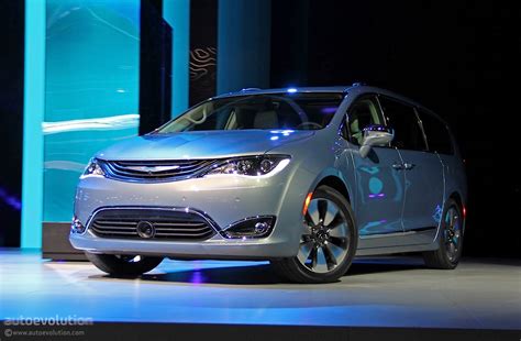 2017 Chrysler Pacifica Is En Route to a Dealership Near You - autoevolution