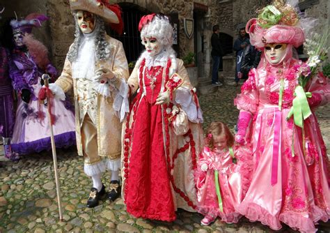 Voir les d&eacute;tails de l&rsquo;image associ&eacute;e. ZOOM - P&eacute;rouges. La magie de V&eacute;nise envahit les rues de la Cit&eacute;