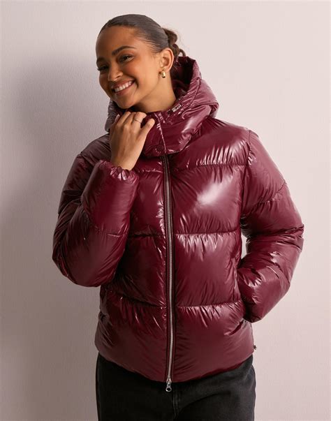 Köp Nelly Everyday Shiny Puffer Jacket - Wine Red | Nelly.com