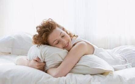 人体的最佳睡眠时间是几点到几点？别信谣言，医生告诉你正确答案-健康界