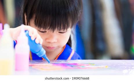 Kids Doing Crafts 的图像结果