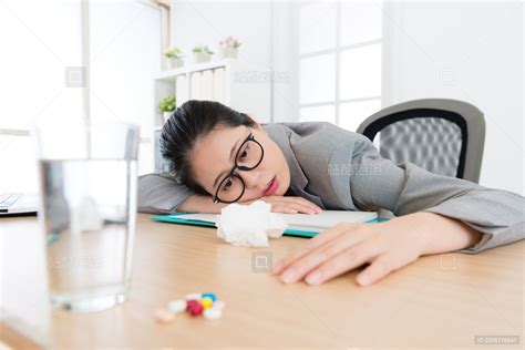 累不开心上班族女子倚在办公桌上时 她感冒不舒服的感觉休息。选择重点照片。_站酷海洛_正版图片_视频_字体_音乐素材交易平台_站酷旗下品牌