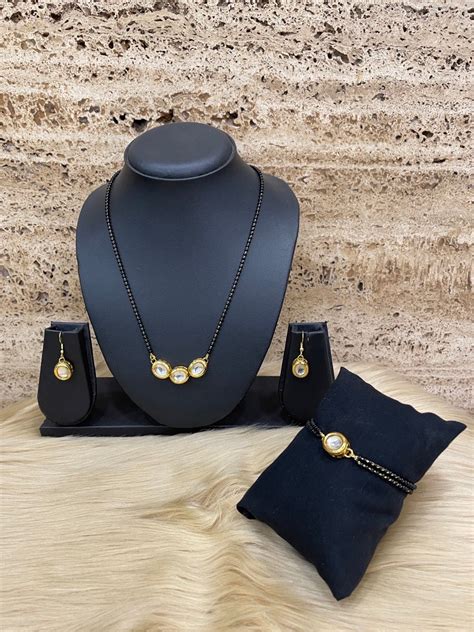 Kundan Pendant Oval Shape Short Mangalsutra with Earrings & Bracelet ...