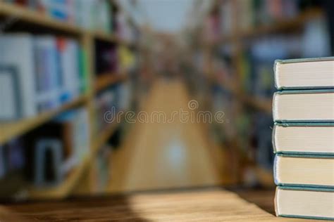 Library Book Stack 的图像结果