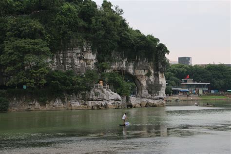 桂林象山景区，桂林山水甲天下，中外游客游览桂林必到之处 - 知乎