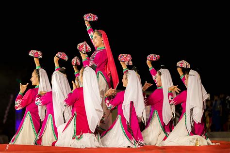 新款新疆维吾尔族演出服少数民族舞蹈服装大摆裙民族舞台表演服女-阿里巴巴