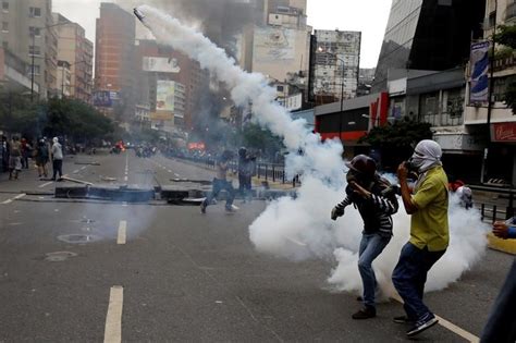 Violence Consumes Venezuelan Capital, Teenage Protester Killed - The Wire