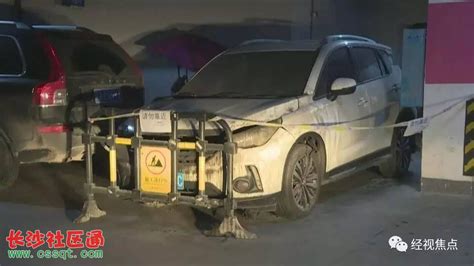 女子和男友吵架烧车泄愤最新素材