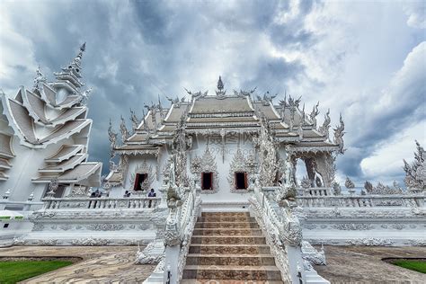 泰国最美十大寺庙之一，建在高山上像云中宫殿，供奉有佛祖舍利子_佛塔