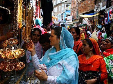 PIX: Markets in full bloom as Kashmir braces for Eid - Rediff.com News